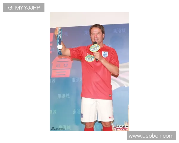 足球女神球星签名照曝光 网红美女与赛场风采完美融合